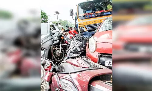 നിയന്ത്രണം വിട്ട ടാങ്കർ ലോറി ഇടിച്ച് 21 വാഹനങ്ങൾ തകർന്നു നിയന്ത്രണം വിട്ട ടാങ്കർ ലോറി ഇടിച്ച് 21 വാഹനങ്ങൾ തകർന്നു