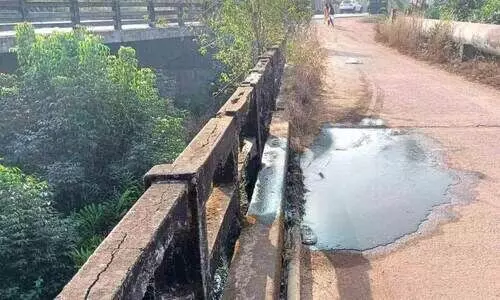 കുറ്റിക്കോൽ പാലത്തിന് മുകളിൽ കക്കൂസ് മാലിന്യം തള്ളി