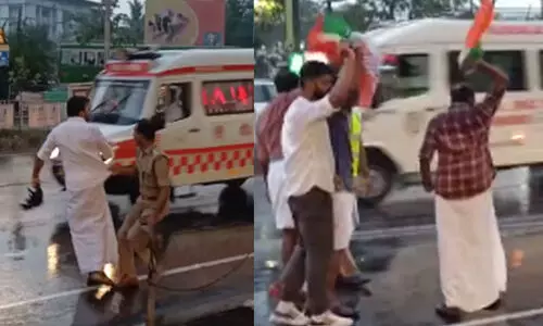 ആലുവയിൽ മുഖ്യമന്ത്രിക്കെതിരെ യൂത്ത് കോൺഗ്രസ്‌  കരിങ്കൊടി