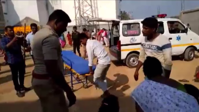 സൗജന്യ സാരി വിതരണത്തിനിടെയുണ്ടായ തിരക്കിൽപ്പെട്ട് തമിഴ്നാട്ടിൽ നാല് സ്ത്രീകൾ മരിച്ചു; 11 പേർക്ക് പരിക്ക്