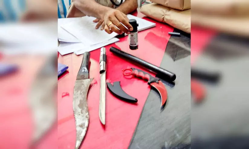 കഞ്ചാവും മാരകായുധങ്ങളുമായി രണ്ടുപേർ പിടിയിൽ കഞ്ചാവും മാരകായുധങ്ങളുമായി രണ്ടുപേർ പിടിയിൽ