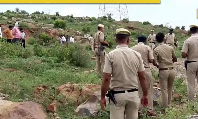 അനധികൃത ഖനനം പരിശോധിക്കാനെത്തിയ ഉദ്യോഗസ്ഥരെ ട്രക്ക് ഇടിച്ച് കൊല്ലാൻ ശ്രമം