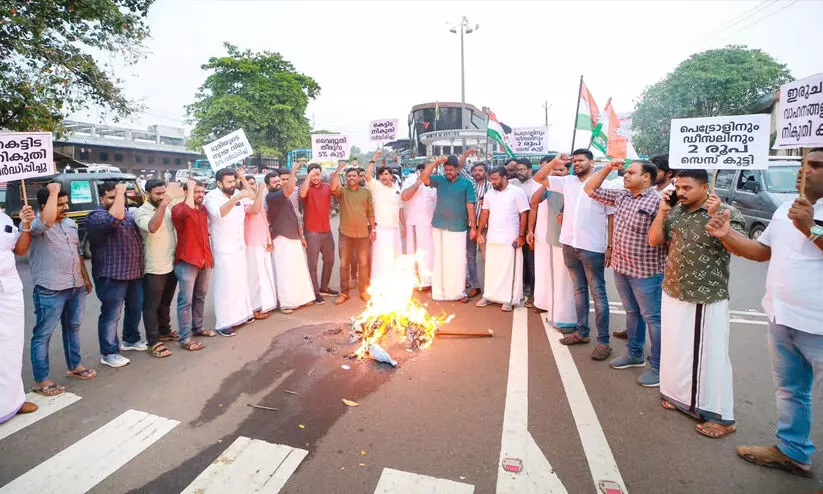 നടുവൊടിക്കും ബജറ്റിനെതിരെ സംസ്ഥാന വ്യാപക പ്രതിഷേധം നടുവൊടിക്കും ബജറ്റിനെതിരെ സംസ്ഥാന വ്യാപക പ്രതിഷേധം
