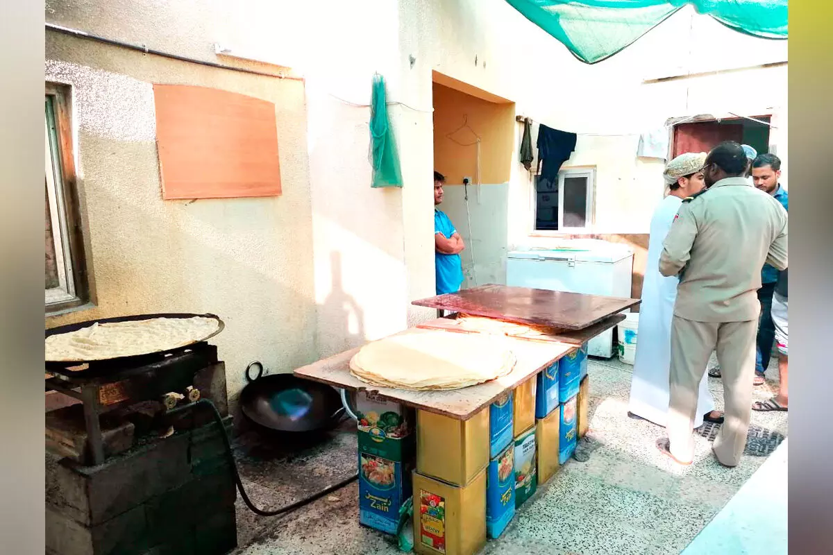 അ​ന​ധി​കൃ​ത​ പ​ല​ഹാ​ര നി​ർ​മാ​ണം; വീ​ട്ടി​ൽ മു​നി​സി​പ്പാ​ലി​റ്റി പ​രി​ശോ​ധ​ന ന​ട​ത്തി