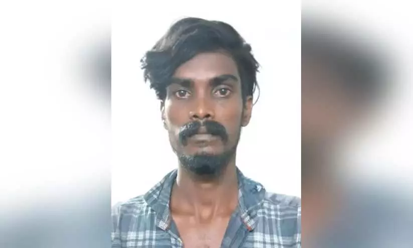 പൊലീസ് ജീപ്പിന്റെ ചില്ല് തകർത്ത യുവാവ് പിടിയിൽ പൊലീസ് ജീപ്പിന്റെ ചില്ല് തകർത്ത യുവാവ് പിടിയിൽ