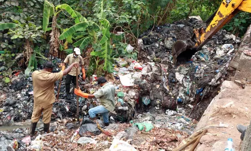 കനാലിൽ മാലിന്യം കുമിഞ്ഞുകൂടി: ശാശ്വതപരിഹാരം വേണമെന്നാവശ്യം കനാലിൽ മാലിന്യം കുമിഞ്ഞുകൂടി: ശാശ്വതപരിഹാരം വേണമെന്നാവശ്യം