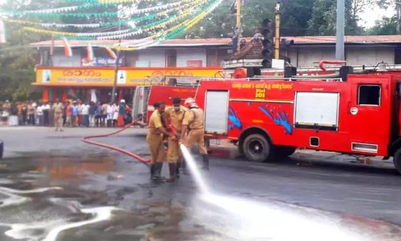 റോ​ഡി​ൽ വെ​ളി​ച്ചെ​ണ്ണ; ഇ​രു​ച​ക്ര​വാ​ഹ​ന​ങ്ങ​ൾ തെ​ന്നി​വീ​ണു