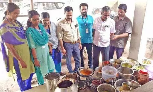 വടകരയിൽ പഴകിയ ഭക്ഷണം പിടിച്ചെടുത്തു വടകരയിൽ പഴകിയ ഭക്ഷണം പിടിച്ചെടുത്തു