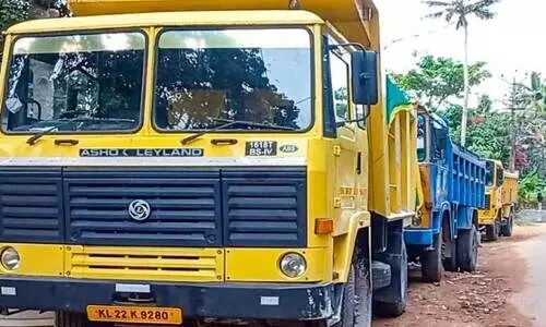 മംഗലപുരത്ത് അനധികൃത കായൽ നികത്തൽ; മണ്ണുമാന്തി യന്ത്രവും എട്ട്​ ടിപ്പറുകളും പിടികൂടി