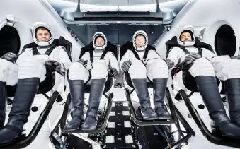 ബ​ഹി​രാ​കാ​ശ യാ​ത്രി​ക​ന്‍റെ വേ​ഷ​ത്തി​ൽ   നി​യാ​ദി​യും സം​ഘ​വും