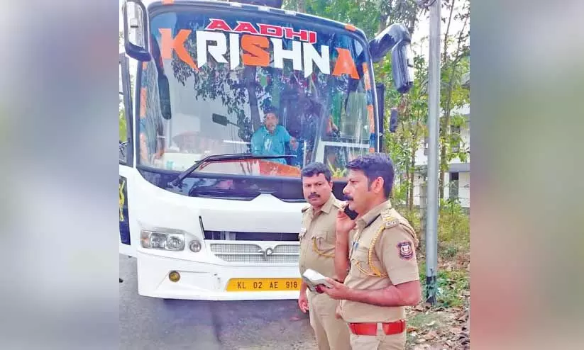 ഫി​റ്റ്ന​സ് സ​ർ​ട്ടി​ഫി​ക്ക​റ്റി​ല്ല; മോ​ട്ടോ​ർ വാ​ഹ​ന വ​കു​പ്പ് ബ​സ് പി​ടി​ച്ചെ​ടു​ത്തു