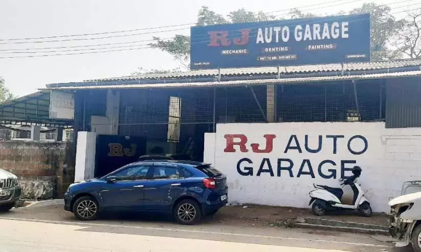 ഗാരേജിന്റെ ചുമർ കുത്തിത്തുറന്ന് കാർ മോഷ്ടിച്ചു ഗാരേജിന്റെ ചുമർ കുത്തിത്തുറന്ന് കാർ മോഷ്ടിച്ചു