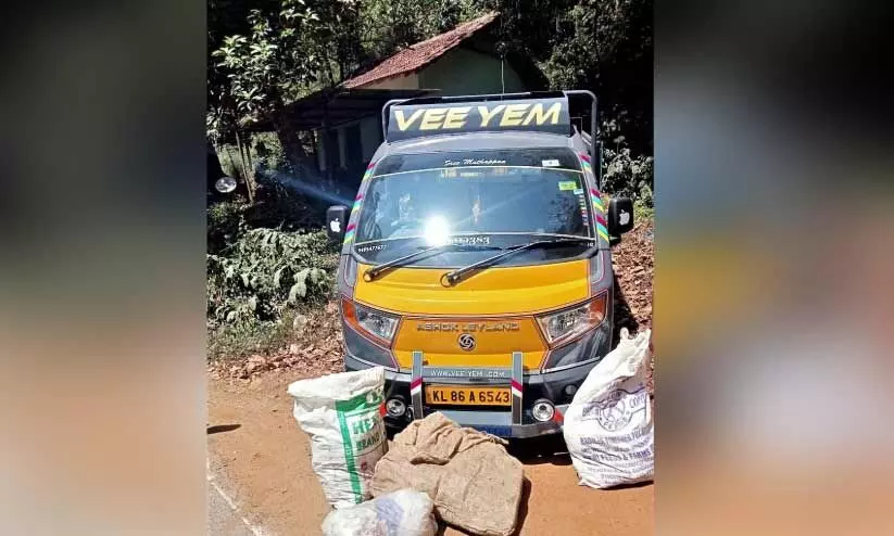 മാക്കൂട്ടം പാതയിൽ മാലിന്യം തള്ളുന്നതിനിടെ വീണ്ടും വാഹനം പിടികൂടി