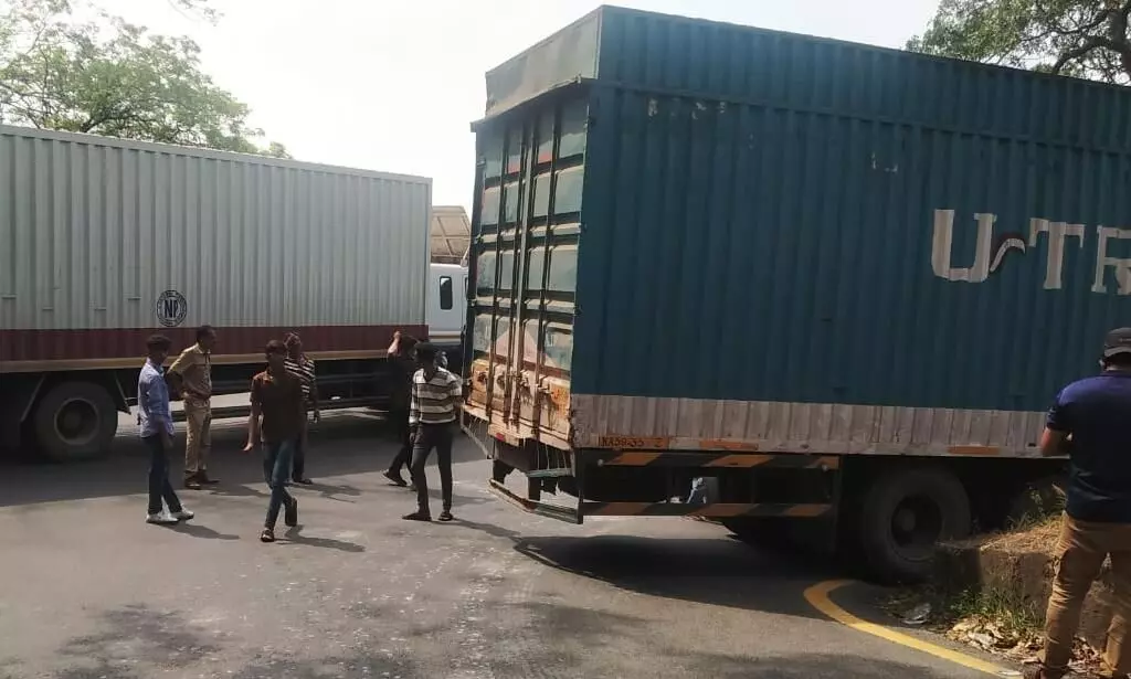 കണ്ടെയ്നർ ലോറികൾ കുടുങ്ങി; താമരശ്ശേരി ചുരത്തിൽ ഗതാഗത തടസ്സം