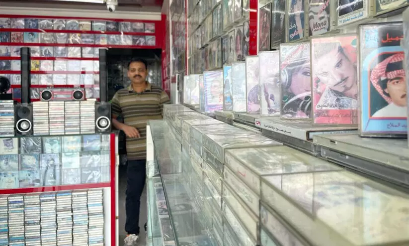 ഇ​പ്പോ​ഴും പാ​ടു​ന്നു കാ​സ​റ്റ് ടേ​പ്പു​ക​ള്‍