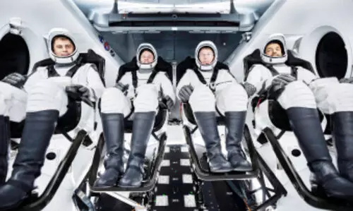 ബ​ഹി​രാ​കാ​ശ യാ​ത്രി​ക​ന്‍റെ വേ​ഷ​ത്തി​ൽ   നി​യാ​ദി​യും സം​ഘ​വും