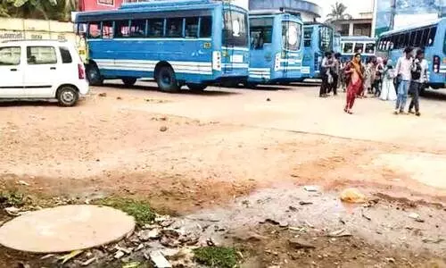 പൊന്നാനി സ്റ്റാൻഡിൽ ബസിൽ കയറാൻ മൂക്കുപൊത്തണം