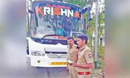 ഫി​റ്റ്ന​സ് സ​ർ​ട്ടി​ഫി​ക്ക​റ്റി​ല്ല; മോ​ട്ടോ​ർ വാ​ഹ​ന വ​കു​പ്പ് ബ​സ് പി​ടി​ച്ചെ​ടു​ത്തു