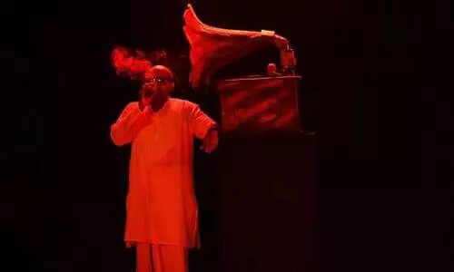 അ​ര​ങ്ങി​ൽ തീ ​പ​ട​ർ​ത്തു​ന്ന പ്ര​തി​ച​രി​ത്രം