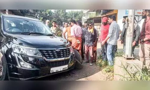 മദ്യലഹരിയിൽ യുവാവ് ഓടിച്ച കാർ പോസ്റ്റിൽ ഇടിച്ചുകയറി
