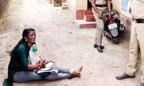 ഇന്റര്‍വ്യൂ കാര്‍ഡ് ലഭിച്ചില്ല; സര്‍ക്കാര്‍ ജോലി നഷ്ടപ്പെട്ട വീട്ടമ്മ കുത്തിയിരിപ്പ് സമരം നടത്തി