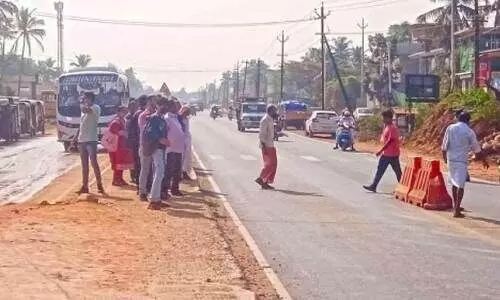 വരൂ, പൊരിവെയിലത്ത്​ ബസ് കാത്തിരിക്കാം!...