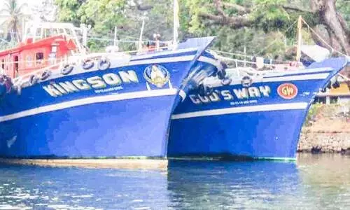 ചെറുമത്സ്യ ബന്ധനം; മുനമ്പത്ത് ബോട്ടുകൾ പിടികൂടി ചെറുമത്സ്യ ബന്ധനം; മുനമ്പത്ത് ബോട്ടുകൾ പിടികൂടി