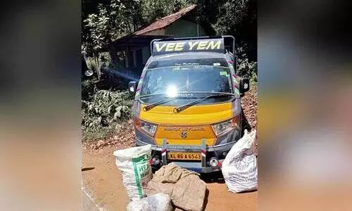 മാക്കൂട്ടം പാതയിൽ മാലിന്യം തള്ളുന്നതിനിടെ വീണ്ടും വാഹനം പിടികൂടി