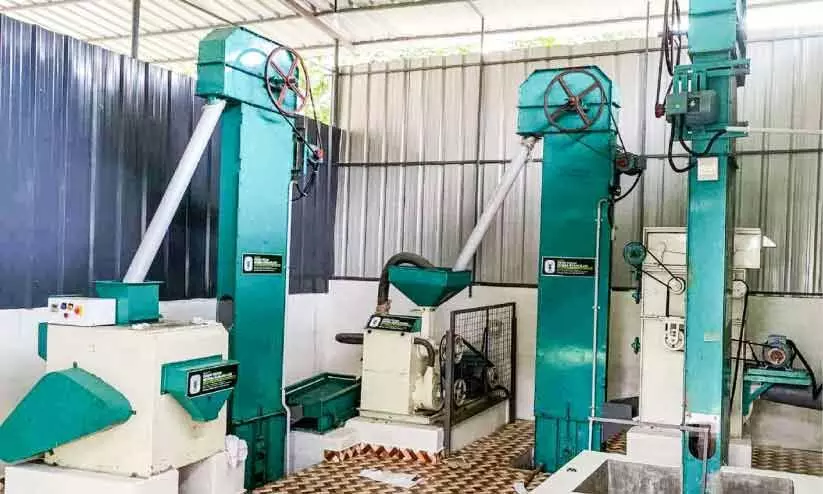 ഇനി കർഷകർക്കും അരി ബ്രാൻഡ് ചെയ്ത് വിൽക്കാം; മിനി റൈസ് മില്ലുമായി കൃഷി വിജ്ഞാന കേന്ദ്രം ഇനി കർഷകർക്കും അരി ബ്രാൻഡ് ചെയ്ത് വിൽക്കാം; മിനി റൈസ് മില്ലുമായി കൃഷി വിജ്ഞാന കേന്ദ്രം