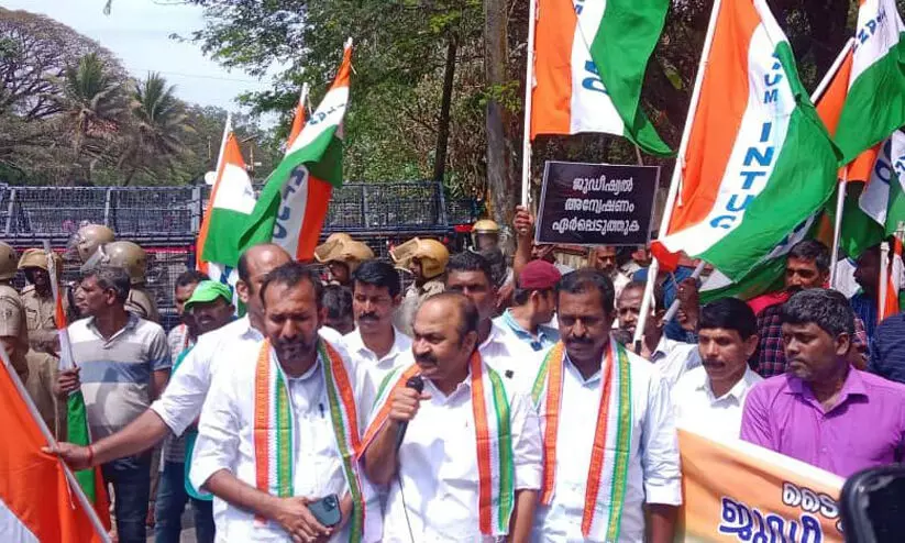 ടൈറ്റാനിയം ജോലി തട്ടിപ്പ് വിഷയം നിയമസഭയിൽ ഉന്നയിക്കുമെന്ന് വി.ഡി സതീശൻ ടൈറ്റാനിയം ജോലി തട്ടിപ്പ് വിഷയം നിയമസഭയിൽ ഉന്നയിക്കുമെന്ന് വി.ഡി സതീശൻ