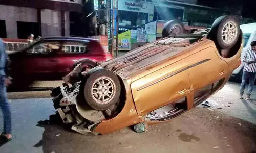 അപകടത്തിൽ കാർ തലകീഴായി മറിഞ്ഞു അപകടത്തിൽ കാർ തലകീഴായി മറിഞ്ഞു
