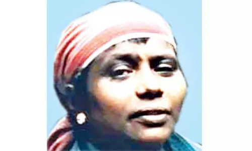 മരക്കൊമ്പ് തലയിൽ വീണു തൊഴിലാളി സ്ത്രീ മരിച്ചു