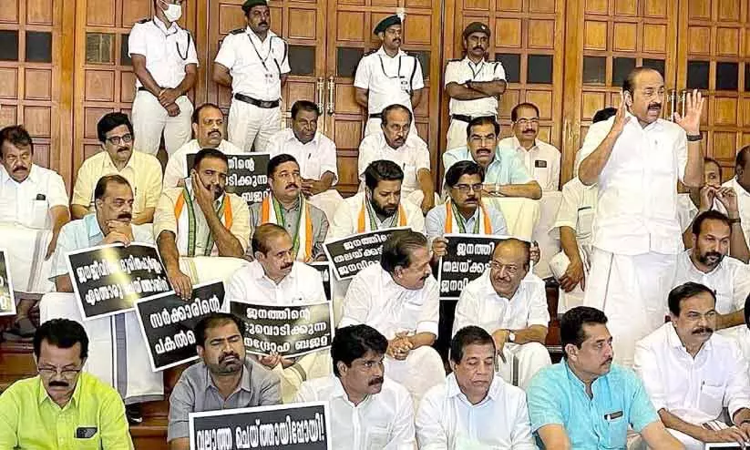 നികുതി വർധന: നാല് എം.എൽ.എമാർ സത്യഗ്രഹത്തിൽ നികുതി വർധന: നാല് എം.എൽ.എമാർ സത്യഗ്രഹത്തിൽ