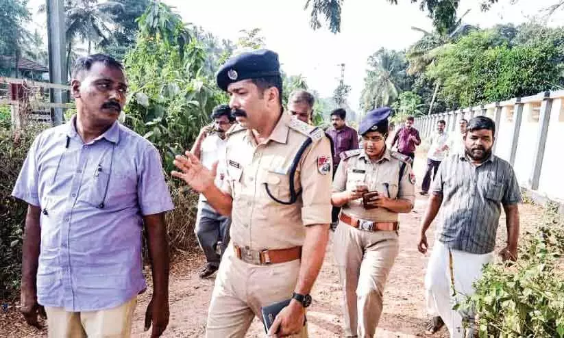 റെ​യി​ൽ​വേ ട്രാ​ക്കി​ലൂ​ടെ കു​ട്ടി​ക​ളു​ടെ അപകടയാത്ര; ദേ​വ​ധാ​ർ സ്കൂ​ൾ ആ​ർ.​പി.​എ​ഫ്  ഉ​ദ്യോ​ഗ​സ്ഥ​ർ സ​ന്ദ​ർ​ശി​ച്ചു