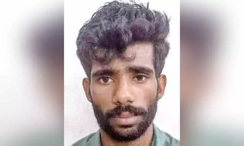 അനധികൃതമായി മദ്യം കടത്തുന്നതിനിടെ യുവാവ് പിടിയിൽ അനധികൃതമായി മദ്യം കടത്തുന്നതിനിടെ യുവാവ് പിടിയിൽ