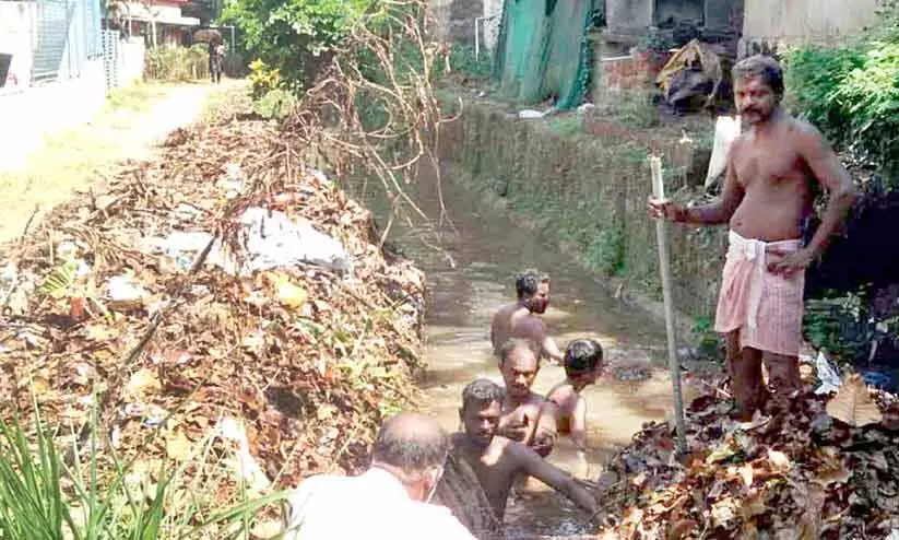 പെരിയാർ വാലി കനാൽ; വെള്ളത്തോടൊപ്പം മാലിന്യം, പരിസരവാസികൾക്ക് ഭീഷണി പെരിയാർ വാലി കനാൽ; വെള്ളത്തോടൊപ്പം മാലിന്യം, പരിസരവാസികൾക്ക് ഭീഷണി