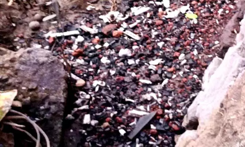 മൃതദേഹം ദഹിപ്പിച്ചതിന്റെ അവശിഷ്ടങ്ങൾ കണ്ടെത്തിയ സംഭവത്തിൽ ദുരൂഹത