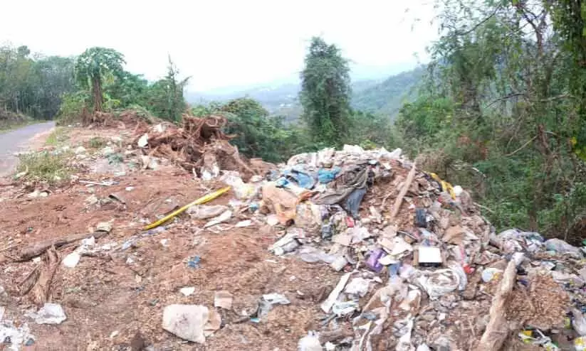 മാലിന്യകൊക്ക മൂടണമെന്ന് ആവശ്യം; നാട്ടുകാർ സമരത്തിന് മാലിന്യകൊക്ക മൂടണമെന്ന് ആവശ്യം; നാട്ടുകാർ സമരത്തിന്