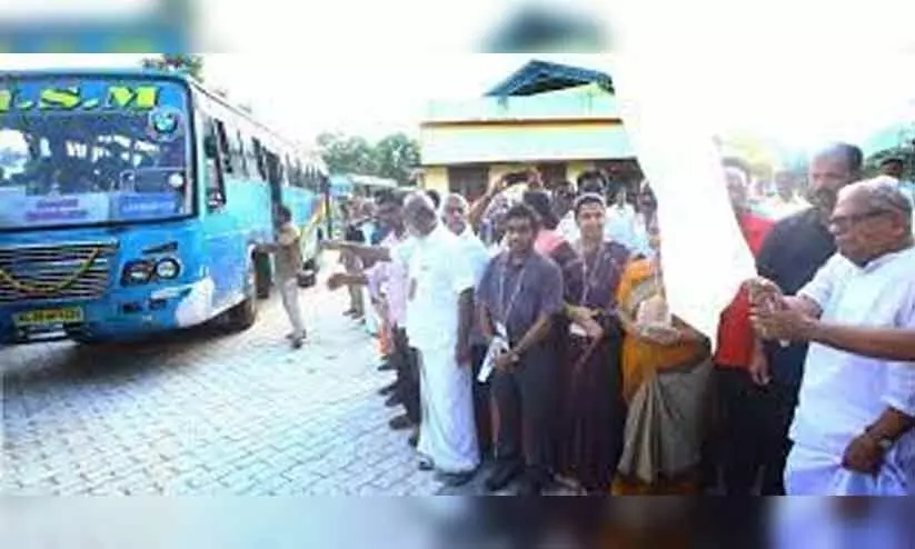 ഉ​​പ​​യോ​​ഗ​​ശൂ​​ന്യ​​മാ​​യി മ​​ല​​മ്പു​​ഴ ബ​​സ് സ്റ്റാ​​ൻ​​ഡ്