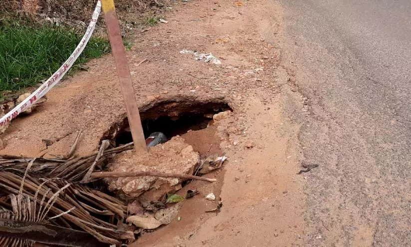 അമ്പലത്തുംകാലയിൽ പൈപ്പ് പൊട്ടി റോഡ് താഴ്ന്നു അമ്പലത്തുംകാലയിൽ പൈപ്പ് പൊട്ടി റോഡ് താഴ്ന്നു