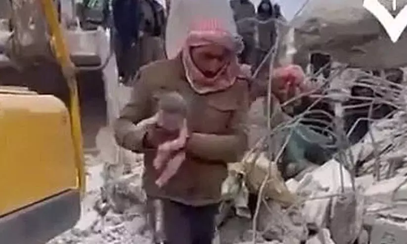 ഭൂകമ്പത്തിൽ കുടുങ്ങിയ ഗർഭിണി പ്രസവിച്ചതിന് പിന്നാലെ മരണത്തിന് കീഴടങ്ങി; അൽഭുതബാലൻ സുഖമായിരിക്കുന്നു ഭൂകമ്പത്തിൽ കുടുങ്ങിയ ഗർഭിണി പ്രസവിച്ചതിന് പിന്നാലെ മരണത്തിന് കീഴടങ്ങി; അൽഭുതബാലൻ സുഖമായിരിക്കുന്നു