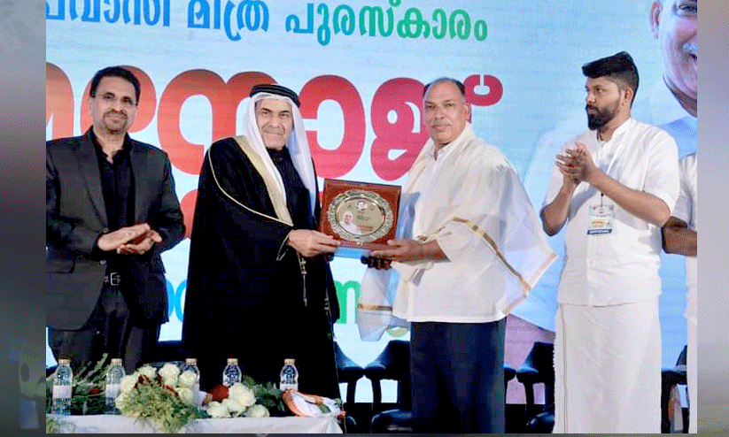 ഐ.വൈ.സി.സി ഷുഹൈബ് സ്മാരക പ്രവാസി മിത്ര അവാർഡ് സമ്മാനിച്ചു ഐ.വൈ.സി.സി ഷുഹൈബ് സ്മാരക പ്രവാസി മിത്ര അവാർഡ് സമ്മാനിച്ചു