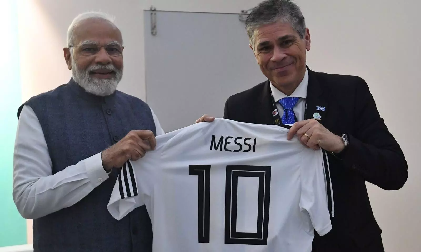 മെസ്സിയുടെ ജഴ്സി സമ്മാനമായി സ്വീകരിച്ച് മോദി മെസ്സിയുടെ ജഴ്സി സമ്മാനമായി സ്വീകരിച്ച് മോദി