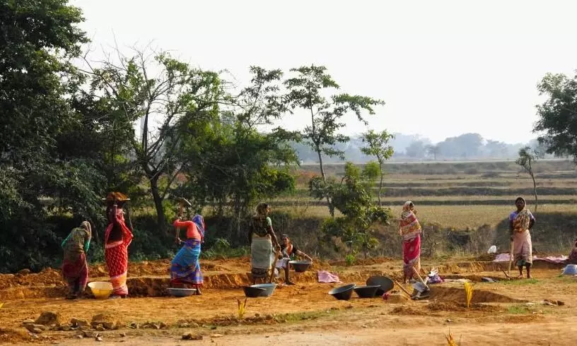 കേന്ദ്രമേ, നിങ്ങളിത് ചെയ്യരുത്; ഗ്രാമീണ ഇന്ത്യയോടുള്ള ക്രൂരതയാണിത് കേന്ദ്രമേ, നിങ്ങളിത് ചെയ്യരുത്; ഗ്രാമീണ ഇന്ത്യയോടുള്ള ക്രൂരതയാണിത്