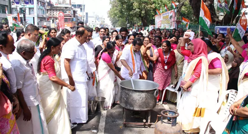 അംഗൻവാടി പ്രവർത്തകരെ സർക്കാർ ജീവനക്കാരായി അംഗീകരിക്കണമെന്ന് രമേശ് ചെന്നിത്തല അംഗൻവാടി പ്രവർത്തകരെ സർക്കാർ ജീവനക്കാരായി അംഗീകരിക്കണമെന്ന് രമേശ് ചെന്നിത്തല