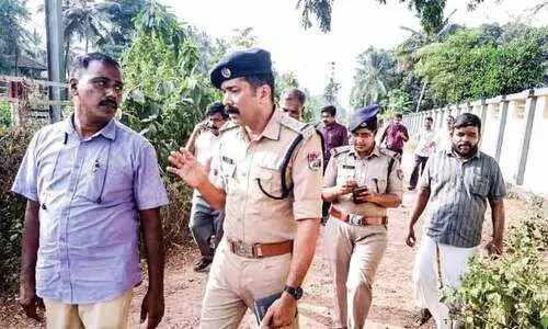 റെ​യി​ൽ​വേ ട്രാ​ക്കി​ലൂ​ടെ കു​ട്ടി​ക​ളു​ടെ അപകടയാത്ര; ദേ​വ​ധാ​ർ സ്കൂ​ൾ ആ​ർ.​പി.​എ​ഫ്  ഉ​ദ്യോ​ഗ​സ്ഥ​ർ സ​ന്ദ​ർ​ശി​ച്ചു