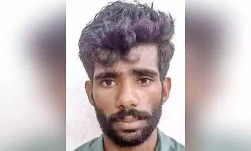 അ​ന​ധി​കൃ​ത​മാ​യി മ​ദ്യം ക​ട​ത്തു​ന്ന​തി​നി​ടെ  യു​വാ​വ് പി​ടി​യി​ൽ