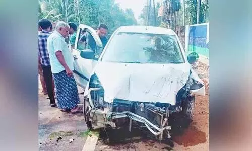 കാറിടിച്ച് വൈദ്യുതി തൂണുകൾ തകർന്നു