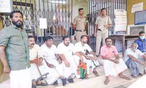 കൂട്ടയടി പൊലീസിന്റെ കൺമുന്നിൽ