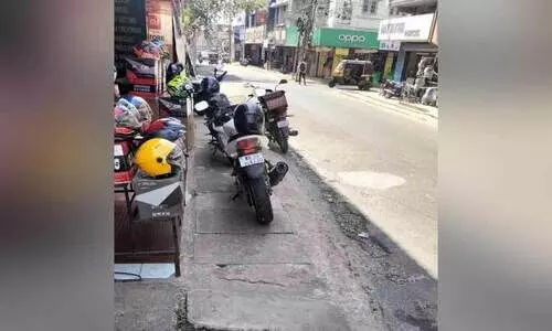 പരിശോധന വെറുതെ; നടപ്പാത ‘കൈയേറ്റം’ തുടരുന്നു